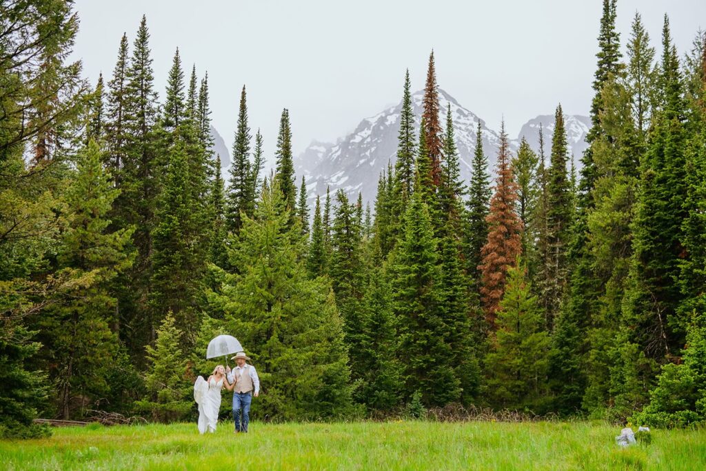 wedding portraits with umbrella in the rain. 